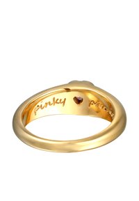 Zlati prstan z gladko teksturo, ki ima na notranji strani vgravirano besedilo "pinky ❤️ proud" in subtilno podrobnost srca. Okrogla oblika.