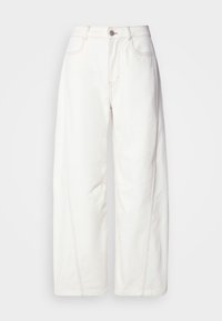 Hvite vide jeans laget av denim med synlig søm. Har en knappelukking og lett tekstur. Lommer foran.