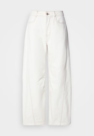 Jeans bianchi a gamba larga realizzati in denim con cuciture visibili. Presentano una chiusura con bottone e una leggera texture. Tasche frontali.