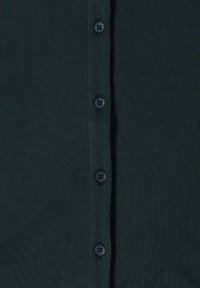 Dunkelgrünes Hemd mit Knopfleiste aus weichem Stoff, mit sechs runden schwarzen Knöpfen an der Vorderseite und einer schlichten Textur.