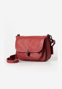 Rode leren schoudertas met een klepsluiting, zwarte hardware en een verstelbare strap. Heeft een gladde textuur en een gestructureerd ontwerp.