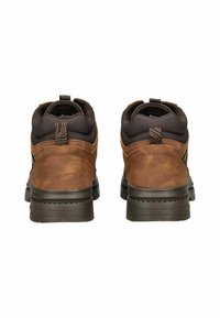 Scarpe in pelle marrone con dettagli in tessuto nero, collo imbottito e suola in gomma texturizzata. Presenta una linguetta e un marchio discreto sul tallone.