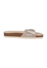 Sandal in metallo argentato, modello slip-on, con suola in sughero, dotata di una fascia larga e una fibbia decorativa, progettata per comfort e facilità d'uso.