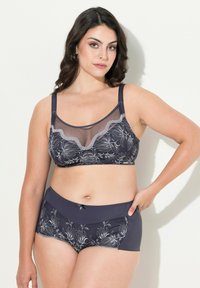 Dunkelblauer BH mit floralen Stickereien und Netzdetails, kombiniert mit passenden hochgeschnittenen Panties mit Spitzenrand und Schleifenakzent.