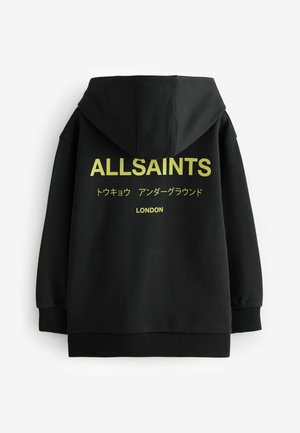 Fekete kapucnis pulóver, amelyen nagy sárga felirat található: "ALLSAINTS" és "LONDON" a hátsó részen, alatta japán felirattal. Puha anyagból készült, laza szabású.