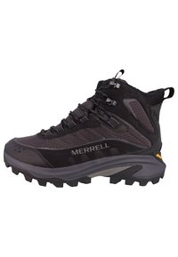 Czarne buty trekkingowe z teksturowaną syntetyczną cholewką, szarymi akcentami i wytrzymałą podeszwą. Cechy obejmują sznurowany design i wzmocniony czubek.