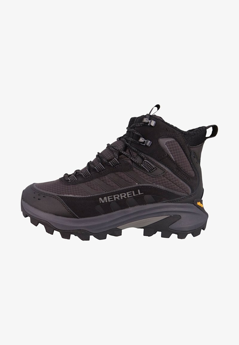 Czarne buty trekkingowe z teksturowaną syntetyczną cholewką, szarymi akcentami i wytrzymałą podeszwą. Cechy obejmują sznurowany design i wzmocniony czubek.