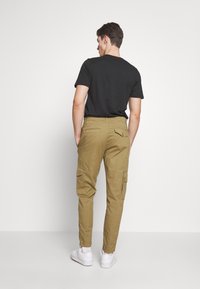 Urban Classics TAPERED PANTS - Cargobukse - summerolive