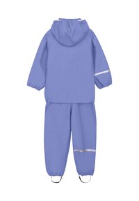 Tvådelad regnset i ljuslila tyg, med huva, elastiska manschetter och reflektionsdetaljer på ärmarna och byxorna.