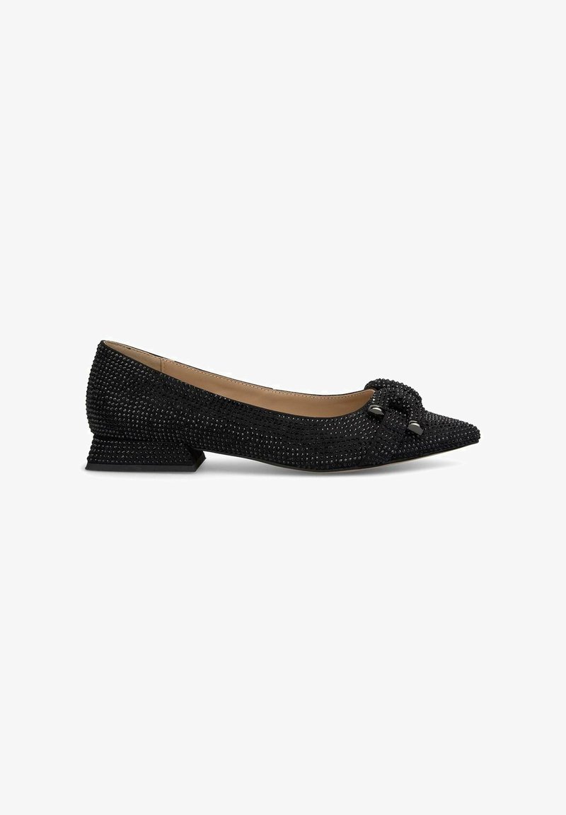 Schwarze spitze Ballerinas mit einem niedrigen Blockabsatz, verziert mit funkelschimmernden Strasssteinen und einem geknoteten Akzent auf dem Obermaterial. Weiches Innenfutter.