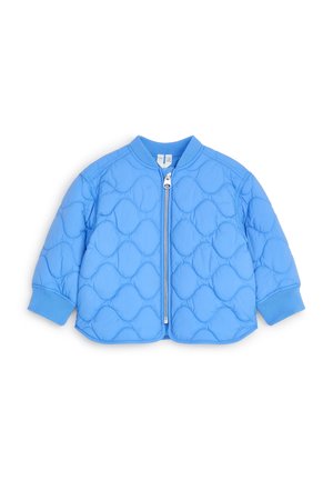 Veste matelassée bleue pour bébé avec fermeture éclair à l'avant, col et poignets côtelés, présentée sur fond blanc.