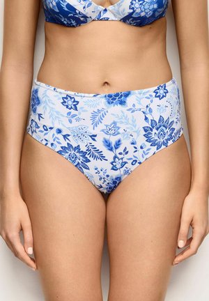 Kobieta nosząca majtki bikini z wysokim stanem w niebiesko-biały kwiatowy wzór, częściowo widoczny dopasowany top bikini.