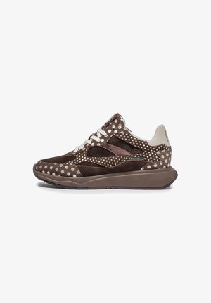 Baskets à pois marron et beige avec lacets blancs, panneaux en mesh et daim, et une semelle épaisse marron, vue de côté sur fond blanc.