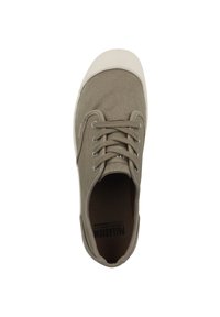 Beige kankaan lenkkari, jossa on pyöreä varvas, valkoinen kumikärki ja metalliset silmukat. Varustettu nauhoilla ja pehmeällä sisävuorilla.