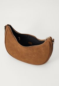 Pruun faux nahast õlakott, millel on kõver kuju, varustatud tõmblukuga ja musta sisemusega, mida kaunistavad hõbedased metalldetailid.