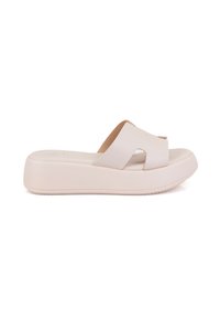 Sandales à plateforme blanches avec un design à brides croisées, texture lisse et léger éclat. Présente une semelle épaisse pour un supplément de hauteur et de confort.