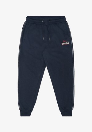 Granatowe spodnie dresowe z elastycznym pasem i sznurkiem, bocznymi kieszeniami, białymi paskami po bokach oraz czerwonym logo Lonsdale London na lewej udzie.
