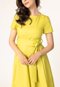 QUIOSQUE Denné šaty - yellow