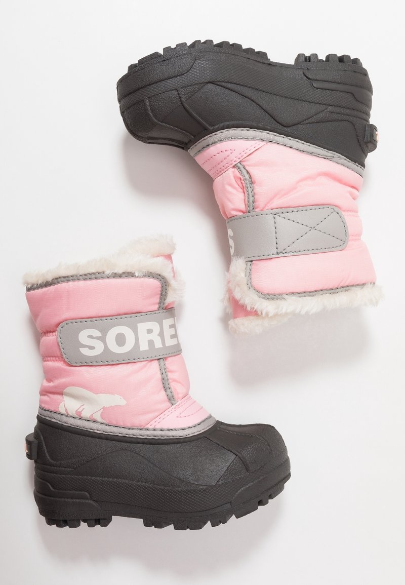 Bottes d'hiver isolées roses et noires avec semelles épaisses crantées, sangles grises, doublure en fausse fourrure blanche et motif d'ours polaire sur le côté.