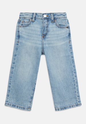Lyseblå denim kortbukser med frontknap, lynlås, bæltestropper og femlomme-design på hvid baggrund.