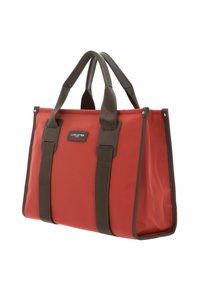 Borsa tote sintetica rossa con manici marroni scuri, forma rettangolare, doppi manici superiori e una toppa in metallo con logo sulla parte frontale.