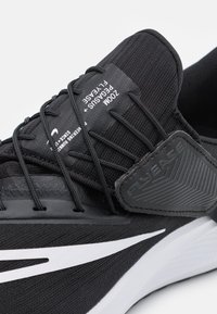 Nike Performance W AIR ZOOM PEGASUS 39 FLYEASE - Tekaški copati za cesto - black/white/dark smoke grey