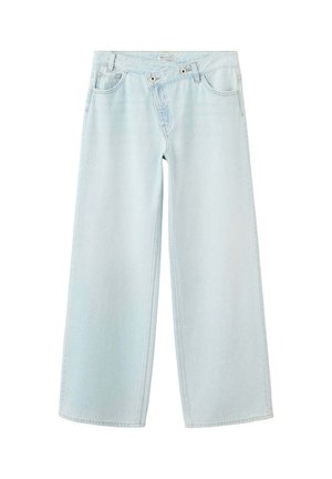 Jean bleu clair à jambes larges avec taille haute et ceinture boutonnée en diagonale sur fond blanc.