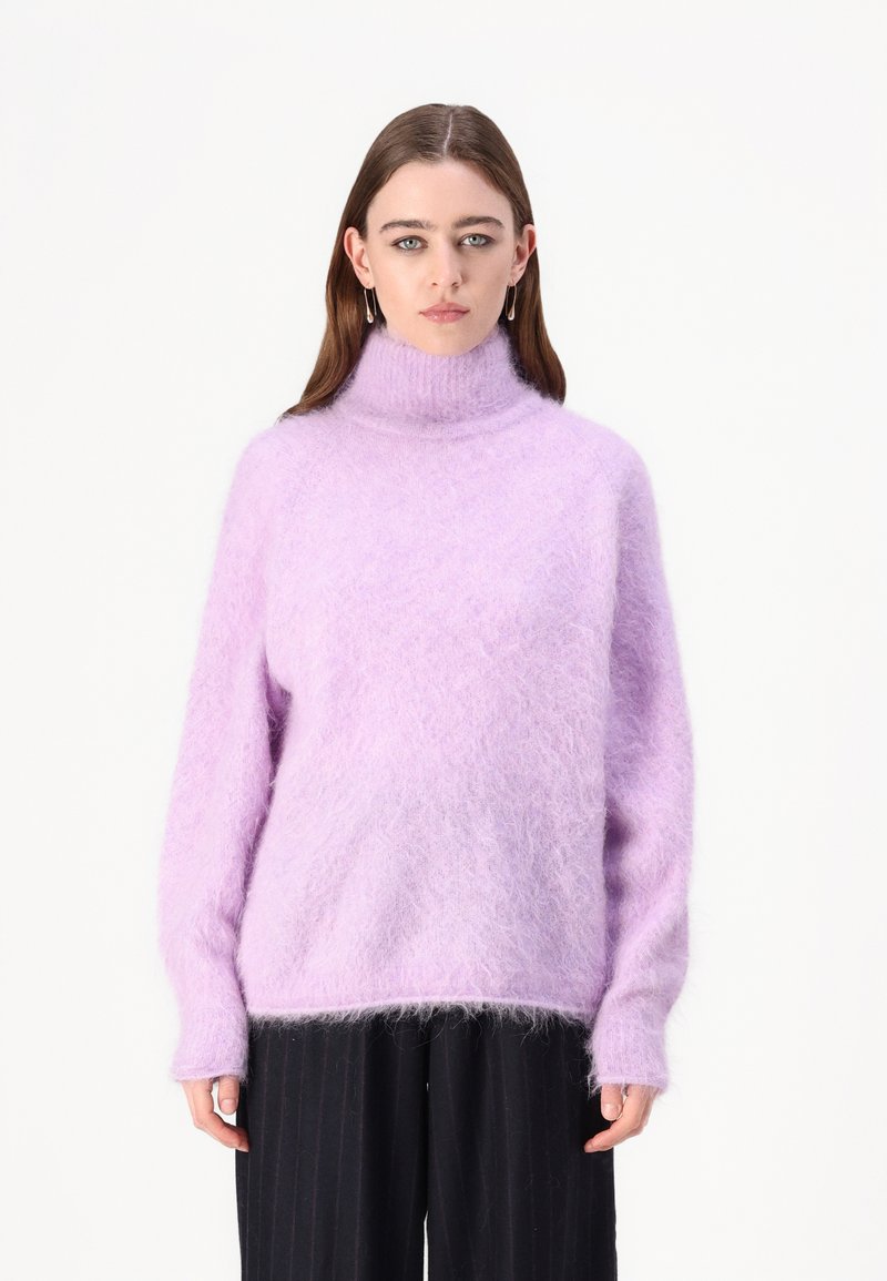Svetlo vijoličasta oversized pulover s turtleneck ovratnikom, izdelan iz puhastega materiala. Ima dolge rokave in rebrast ovratnik. Mehka, teksturirana izbira.