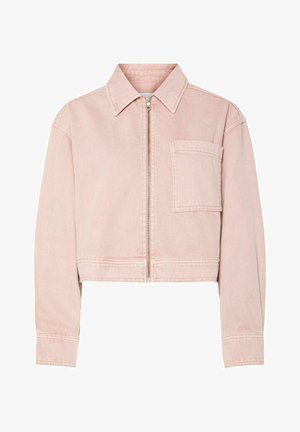 Jasnoróżowa krótka dżinsowa kurtka z długimi rękawami, kołnierzem i zamkiem błyskawicznym z przodu. Posiada kieszeń na piersi oraz detale w postaci przeszyć.
