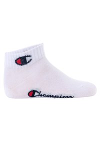 Calzino bianco alla caviglia realizzato in misto cotone; presenta un polsino a costine, un logo rosso e blu sul lato e la scritta "Champion" nera lungo il fondo.
