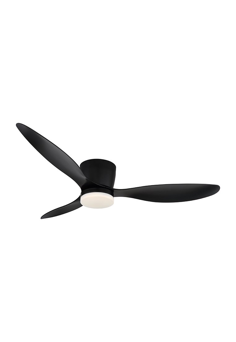 Černý stropní ventilátor se třemi zakřivenými lopatkami a kulatým integrovaným bílým světlem uprostřed.