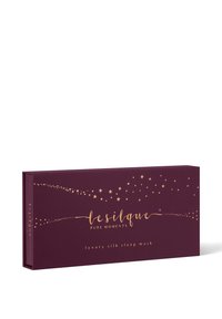 Diep paarse rechthoekige doos met gouden sterontwerpen en tekst met de vermelding "lesilque pure moments luxury silk sleep mask."