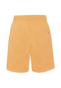 Orange bomullsshorts med resår i midjan, ett bakfack och en etikett på fickan. Slät textur och avslappnad design.