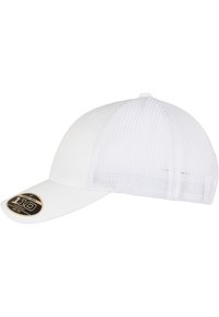 Hvid baseballcap med en solid frontpanel og netbag. Har en buet skygge og et rundt mærke, der viser "110" på venstre side.
