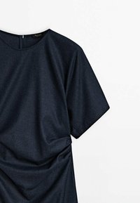 Marineblaues Kurzarmkleid aus strukturiertem Stoff; hat einen lockeren Schnitt mit Raffungen an der Seite und einem verdeckten Reißverschluss im Rücken.