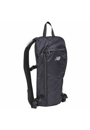 Schwarzer schlanker New Balance Rucksack mit vorderer Reißverschlusstasche, gepolsterten Schulterriemen und Tragegriff oben vor weißem Hintergrund.
