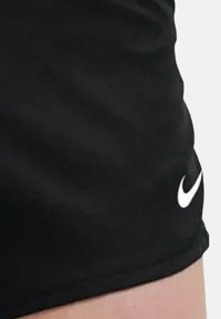 Schwarze Sportshorts mit glatter Textur und einem weißen Nike-Logo auf der unteren Seite, mit einem schlichten Design und ohne zusätzliche Muster.