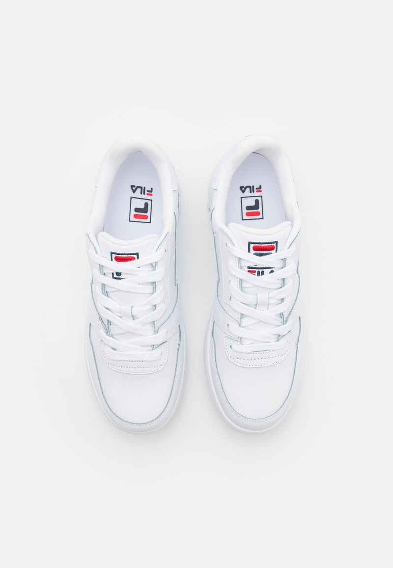 Weiße Sneakers mit einer glatten Leder-ähnlichen Oberseite, runder Zehenpartie, Schnürdesign und kontrastierenden blauen und roten Logoakzenten.