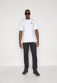 The North Face EXPLORE CARABINER RELAXED TEE UNISEX - Marškinėliai su spaudiniu - white