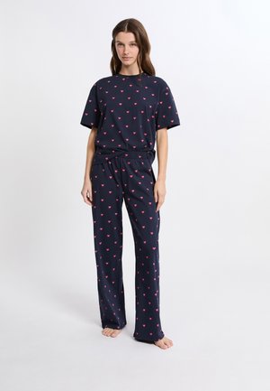 Conjunto de pijama navy que incluye una camiseta de manga corta y pantalones largos. Ambas piezas tienen un pequeño patrón de corazones rosas y una cinturilla elástica.
