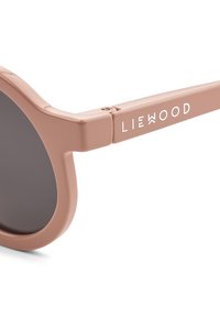 Στρογγυλά γυαλιά ηλίου με πλαίσιο σε απαλό ροζ πλαστικό, με σκουρόχρωμους φακούς. Διακοσμημένα με λευκή επιγραφή "LIEWOOD" στον βραχίονα.