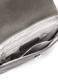 Intérieur d'un sac en cuir gris avec une texture lisse, comportant une poche zippée, desCompartiments et un fermoir à pression. La doublure est de couleur gris clair.