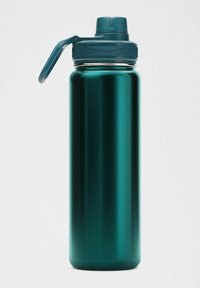 Butelka na wodę z izolacją próżniową, metaliczny odcień teal, cylindryczny kształt, zakręcana pokrywka z uchwytem, gładka tekstura i brak widocznego logo.