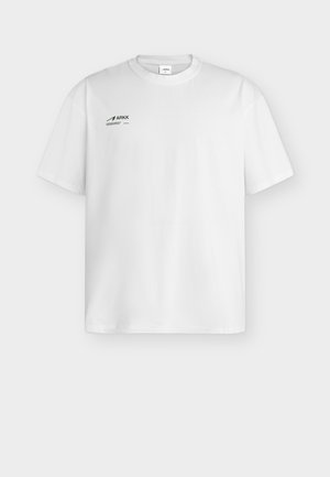 ARKK Copenhagen, BOXY TEE UNISEX - Print T-shirt - off white/vintage green