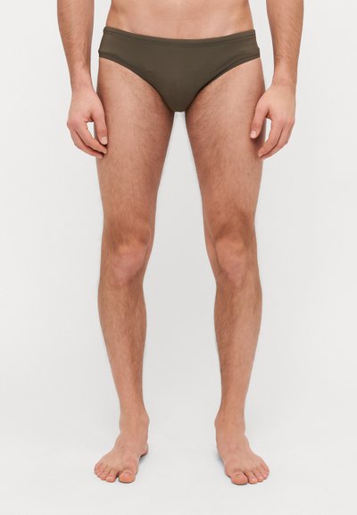 Boxer da bagno khaki con un design a vita bassa e una texture liscia, con cuciture minime e senza ulteriori pattern o dettagli.