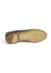 Zwarte schoenzool met een gestructureerd grippatroon, voorzien van een beige rubberen buitenzool en een glad zwart bovenmateriaal ontwerp.
