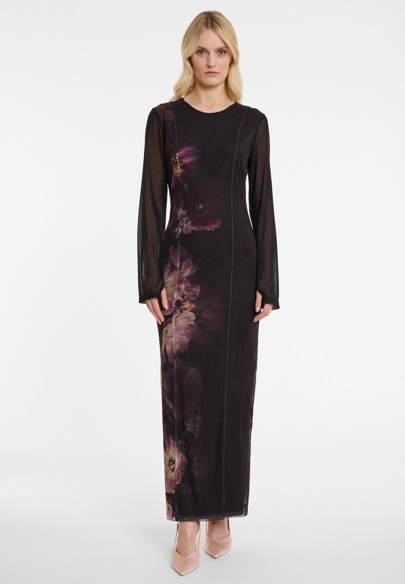 Langes schwarzes Kleid aus transparenter Stoff, das lebhafte Blumenmuster in Lila und Pink zeigt, mit langen Ärmeln und einer taillierten Silhouette.