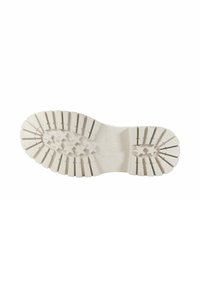 Podeszwa buta z teksturowanej białej gumy, charakteryzująca się głębokimi wzorami bieżnika i akcentami w kształcie gwiazd, zaprojektowana dla lepszej przyczepności i stabilności.