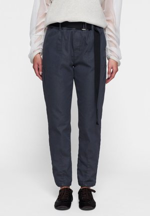 Pantaloni grigi scuri realizzati in tessuto leggero, con una vestibilità rilassata, vita elastica e una cintura nera. Inclusi tasche laterali e orli con risvolto.