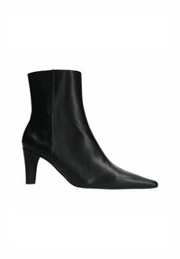 Schwarze Leder-Stiefelette mit spitzer Zehenform und 7,5 cm hohen Absatz. Glatte Textur mit minimalistischen Design und ohne sichtbare Beschläge oder Muster.